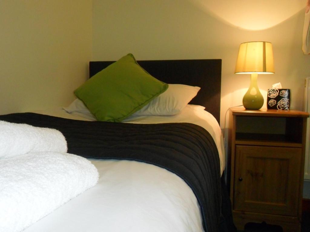 Stag Coach House Hotel Carmel Room photo