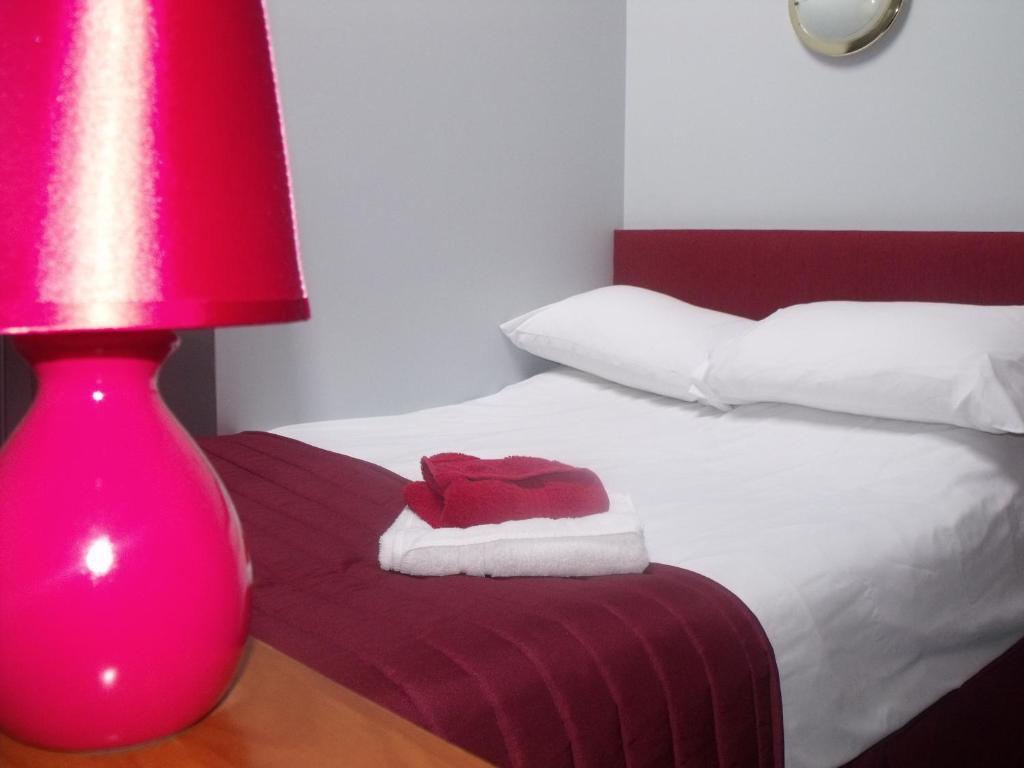 Stag Coach House Hotel Carmel Room photo
